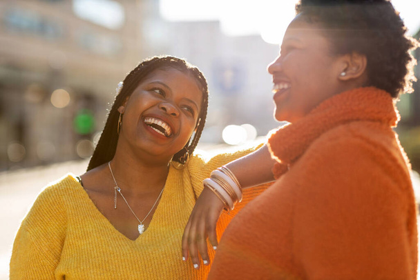 Две красивые афро-американские женщины веселятся вместе в городе
 - Фото, изображение