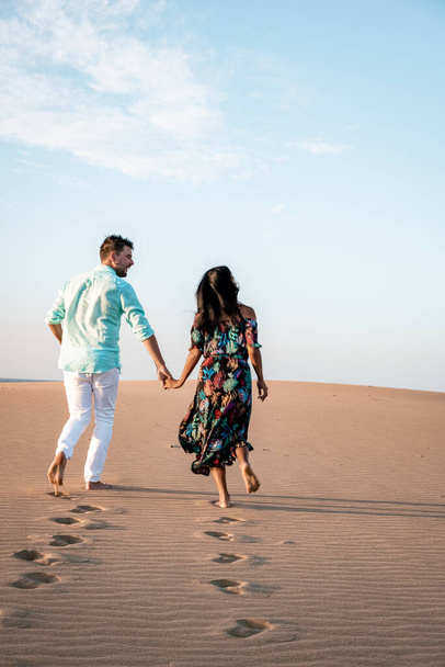 pár séta a strandon Maspalomas Gran Canaria Spanyolország, férfiak és nők a homokdűnék sivatagban Maspalomas - Fotó, kép