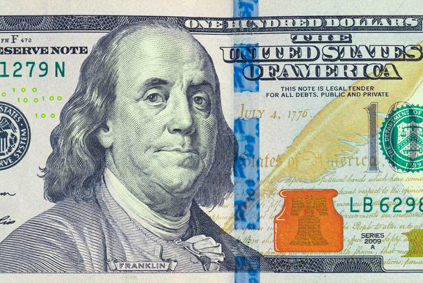 100 δολάρια με μια φωτογραφία του Μπεν Φράνκλιν. Τραπεζογραμμάτια των Ηνωμένων Πολιτειών της Αμερικής, μακροσκοπικά. Άνω όψη - Φωτογραφία, εικόνα