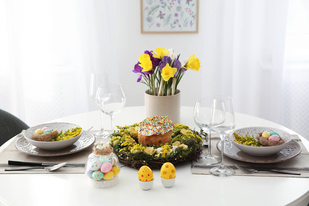 Festive Easter table setting with beautiful flowers and eggs indoors - Zdjęcie, obraz