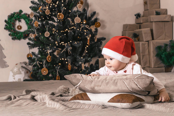 Küçük tatlı bir kızın Noel portresi. - Fotoğraf, Görsel