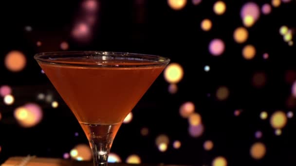 egy szájvizet tartalmazó alkoholos koktél közelsége egy pohárban - Felvétel, videó