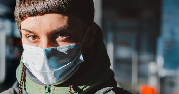 Toplu taşımada tıbbi koruyucu maskeli bir adam. 2020 'deki koronavirüs krizi bağlamında, insanların koruyucu yüz maskeleri kullanması kavramı, Cavid-19, karantina - Fotoğraf, Görsel