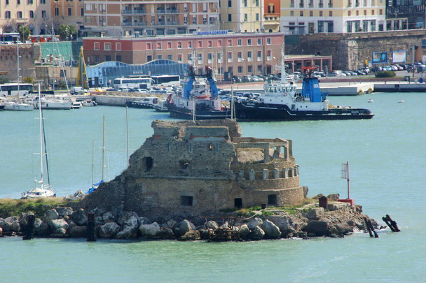Hafen und Schloss von Civitavecchia, in Italien - Foto, Bild