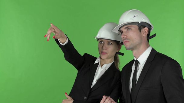Férfi és női építőmérnök mutatva ujjal, Chroma Key - Fotó, kép