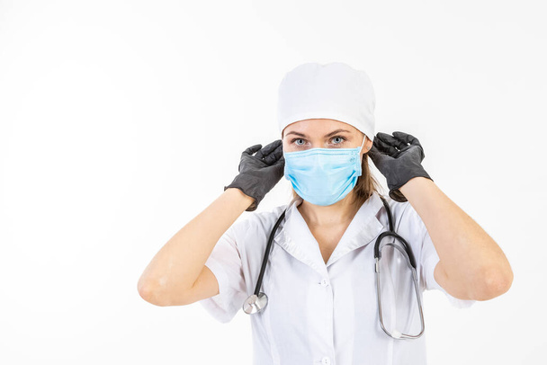 Φορώντας προστατευτική μάσκα. Γυναίκα γιατρός ή νοσοκόμα σε λατέξ ή ελαστικά γάντια. Έννοια υγειονομικής περίθαλψης - Φωτογραφία, εικόνα