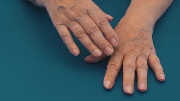 Egy idős nő kezei közelről. Egy idősebb nő tenyerét. Vénák az öregasszony kezén. - Felvétel, videó