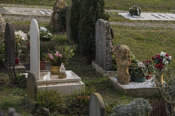 Lápidas en un cementerio público
 - Foto, Imagen