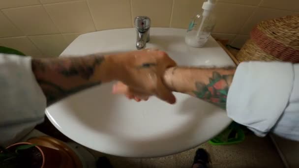 Jahrtausendjunger Mann wäscht sich die Hände vor Coronavirus - Filmmaterial, Video
