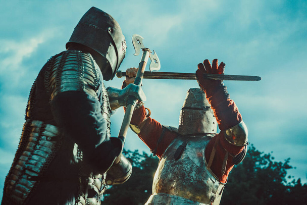 Slag van middeleeuwse ridders gewapend met bijl en zwaard. - Foto, afbeelding
