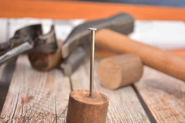 ξυλουργός εργαλεία εργασίας τσιμπίδα καρφί σφυρί - Φωτογραφία, εικόνα