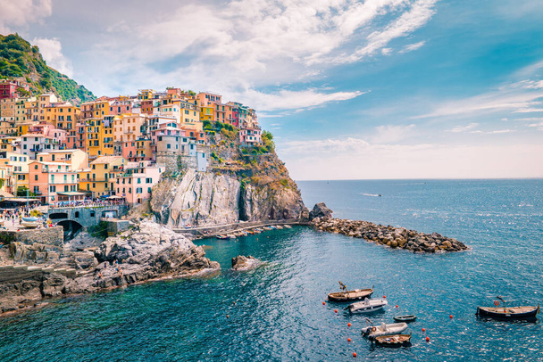 Wioska Manarola, Cinque Terre Coast Włochy. Manarola jest piękny mały kolorowe miasto prowincji La Spezia, Liguria, na północ od Włoch i jeden z pięciu Cinque terre park narodowy - Zdjęcie, obraz