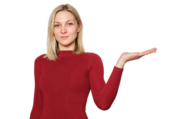 Frau in warmer Bluse Präsentieren oder Halten Mit Offener Hand Handfläche isoliert auf weißem Hintergrund - Foto, Bild