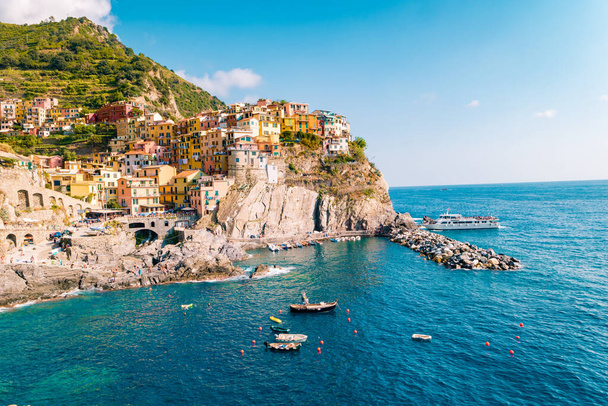 Wioska Manarola, Cinque Terre Coast Włochy. Manarola jest piękny mały kolorowe miasto prowincji La Spezia, Liguria, na północ od Włoch i jeden z pięciu Cinque terre park narodowy - Zdjęcie, obraz
