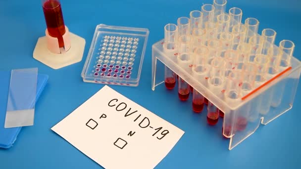 Coronavirus bloedtest concept. Dokter hand in hand handschoen schrijven met Coronavirus negatief testbloed in het laboratorium. 2019-nCoV Coronavirus van oorsprong uit Wuhan, China - Video