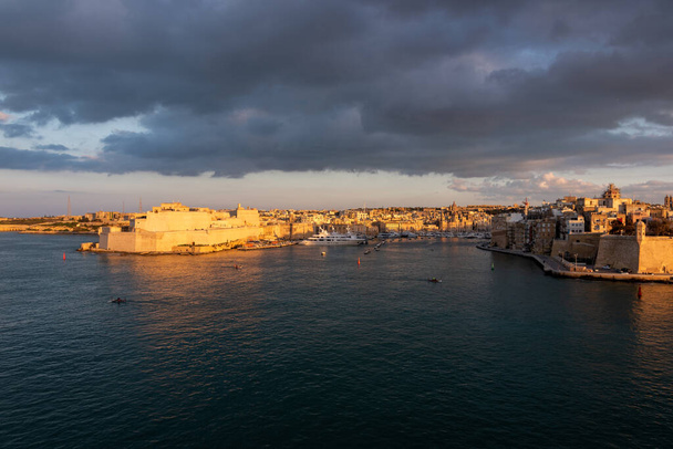 vista del paisaje urbano y del puerto de Marsella al atardecer
 - Foto, imagen