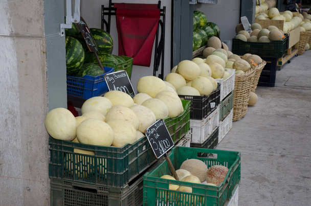 Marktstände mit Wassermelonen Citrullus lanatus in Santiago de Chile. - Foto, Bild