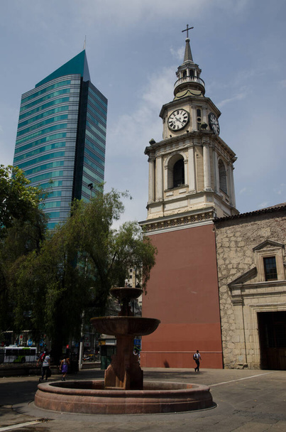 Церковь Сан-Франциско и небоскреб в Сантьяго-де-Чили
. - Фото, изображение