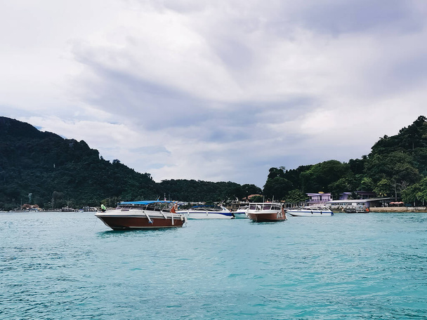 Boats on the beach of Phi Phi island Thailand - Fotoğraf, Görsel