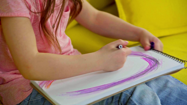 vista cortada de criança desenho em papel na sala de estar
  - Filmagem, Vídeo