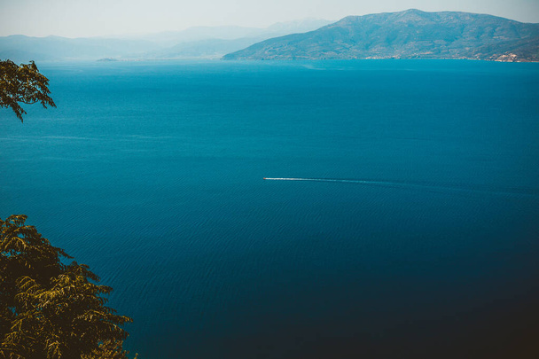 Meerblick aus der Kaskade von Naphplion. Fähre fährt auf hoher See. - Foto, Bild