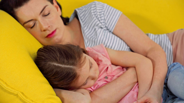 Focus tirón de la madre y la hija durmiendo en el sofá
  - Imágenes, Vídeo