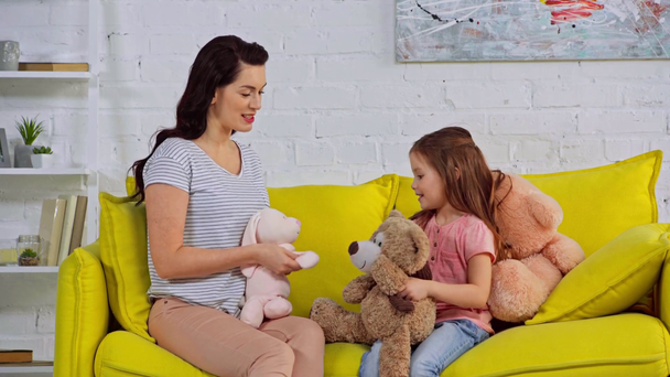 glückliche Mutter und Kind spielen mit Plüschtieren  - Filmmaterial, Video