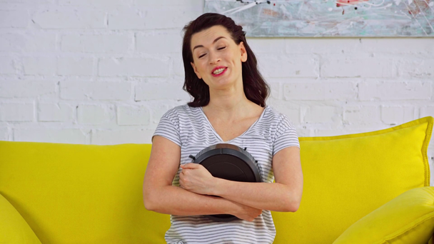 glückliche Frau mit modernem Staubsaugerroboter  - Filmmaterial, Video