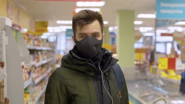 Ein Mann steht im Supermarkt - Filmmaterial, Video