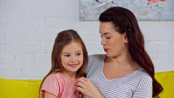 Glückliche Mutter und Kind winken und reden zu Hause - Filmmaterial, Video