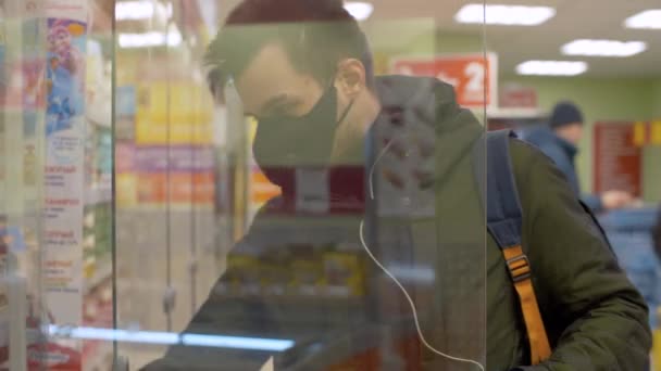 Un homme qui choisit de la nourriture au supermarché
 - Séquence, vidéo
