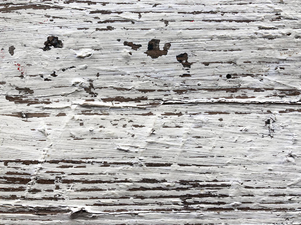 Vyražená textura staré malované dřevěné desky. Bílá deska s prasklinami a škrábanci. Zrající dubový povrch s krásnou přírodní texturou. Vodorovná vlákna stromu. Ročník pozadí v Provence - Fotografie, Obrázek