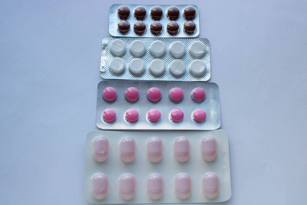 Coronavirus concept. farmaceutische producten antibiotica pillen medicijn kleurrijke antibacteriële pillen op witte achtergrond capsule pil geneeskunde. bovenaanzicht - Foto, afbeelding
