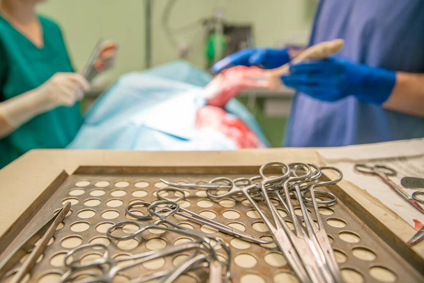 instrumentos quirúrgicos listos para la cirugía en el quirófano
 - Foto, Imagen