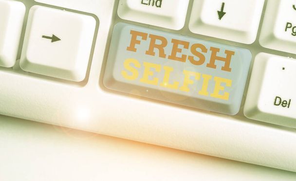 Tekstimerkki, jossa näkyy Fresh Selfie. Käsitteellinen valokuva ottaa kuvan itsestäsi ilman meikkisuodatinta tai muokata
. - Valokuva, kuva