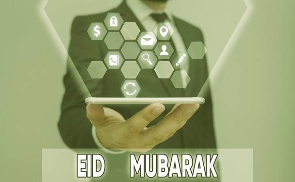 Eid Mubarakを示す概念的な手書き文字。聖なる祭りのために予約された伝統的なイスラム教徒の挨拶を紹介するビジネス写真. - 写真・画像