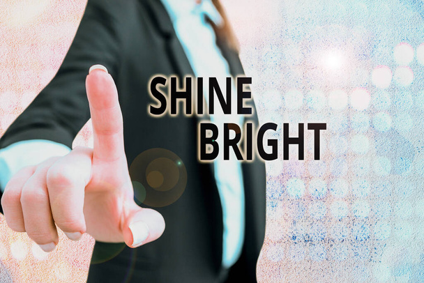 Znak tekstowy pokazujący Shine Bright. Koncepcyjne zdjęcie starają się żyć normalnie, gdy w trudnej sytuacji. - Zdjęcie, obraz