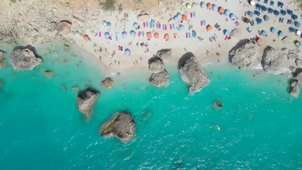 AERIAL: Pessoas se divertindo na praia de areia cênica da ilha no Mediterrâneo - Filmagem, Vídeo