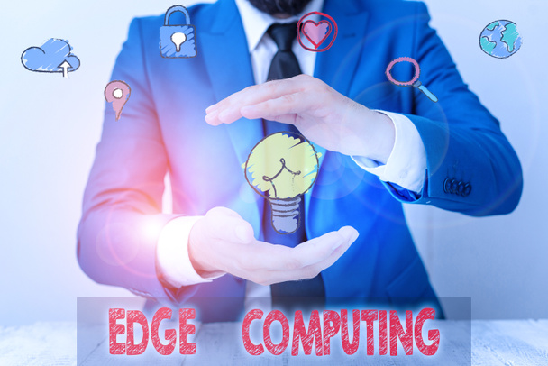 Kézírás szöveg írás Edge Computing. Az adatfeldolgozás gyakorlata a hálózat peremén. - Fotó, kép