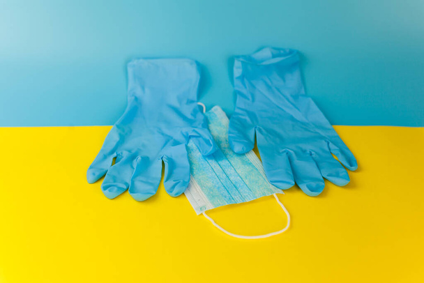 保護面マスク呼吸器とウクライナのフラグに対するネオプレン手袋 – ウクライナのコロナウイルスの概念パンデミック - 写真・画像