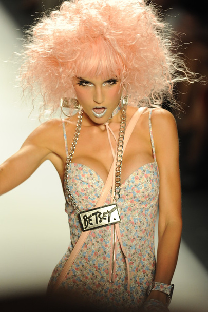 Model walks runway at Betsey Johnson show - Φωτογραφία, εικόνα