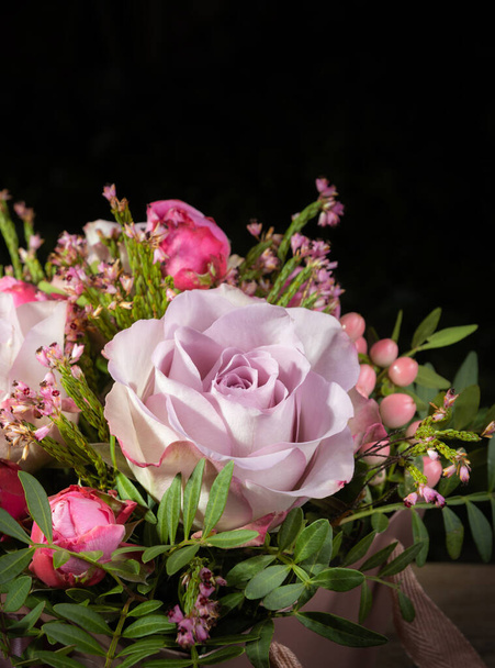 Kiva lähikuva kukkakimppu vaaleanpunainen ruusu, pystysuora kuva. Hyödyllinen korttien, sosiaalisen median ja tulostussuunnittelun kannalta. Tekstipaikka
 - Valokuva, kuva