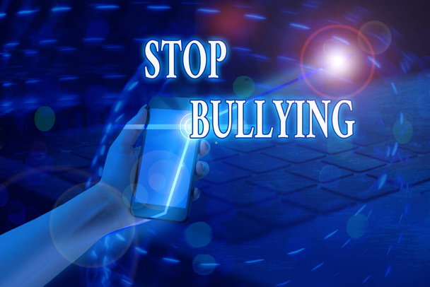 Texto de escritura de palabras Stop Bullying. Concepto empresarial para detener el comportamiento agresivo entre los niños en edad escolar
. - Foto, imagen