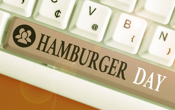 Word γράφοντας κείμενο Hamburger Day. Επιχειρηματική ιδέα για γιορτάζει την ιστορία αυτού του πιο ακαταμάχητη των σάντουιτς. - Φωτογραφία, εικόνα