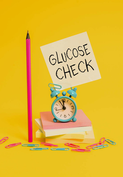 Kirjoitan viestiä, jossa näkyy glukoositarkistus. Business valokuva esittelee menettely, joka mittaa sokerin määrä veressä Hälytyskello tahmea muistilappu pinottu muistilehtiöt lyijykynä värillinen tausta
. - Valokuva, kuva