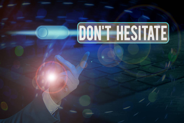 Κείμενο γραφής λέξεων Don T Hesitate. Business concept for do something and don 't have to ανησυχείτε για το αποτέλεσμα. - Φωτογραφία, εικόνα