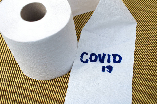 туалетная бумага рулон со словами "covid 19
" - Фото, изображение