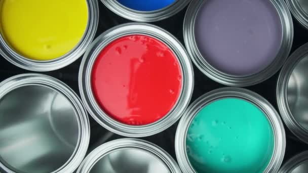 Alumíniumdobozok élénk, színes festékkel egy raktár padlóján. felső nézet csúszó vezetékek - Felvétel, videó