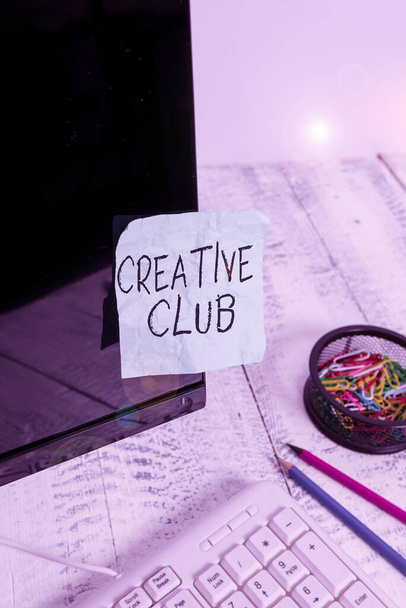 Schreiben Notiz zeigt Creative Club. Geschäftsfoto, das eine Organisation zeigt, die Interesse an kreativen Ideen simuliert, Notizpapier, das auf schwarzen Computerbildschirm in der Nähe von Tastatur und Schreibtisch geklebt ist. - Foto, Bild