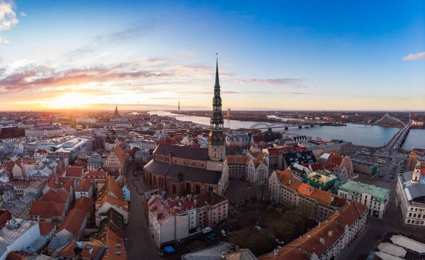 Légi panorámás kilátás histirical center Riga, rakpart Daugava. Híres látnivaló - Szent Péter templom torony és a City Dome katedrális templom, óvárosi emlékmű. Lettország, Európa. drónból lőtték le - Fotó, kép
